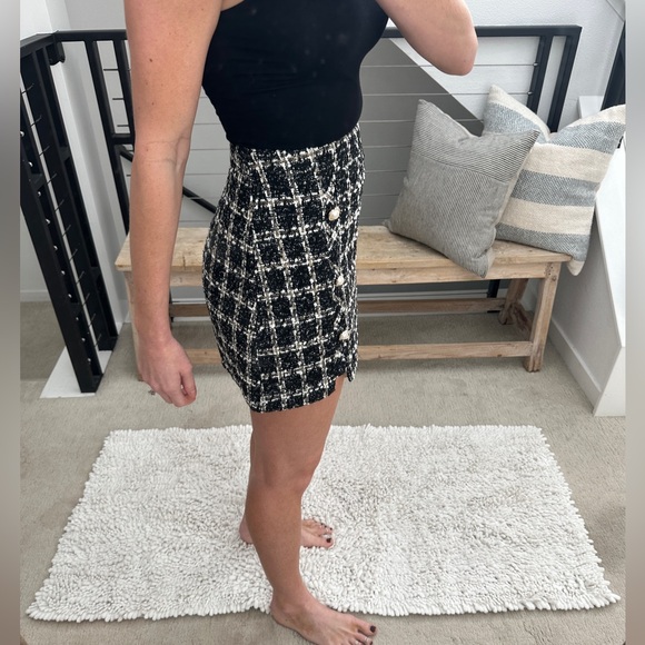 Amazon Black & white Tweed Mini Skirt w/ Pearl Button Accent Holiday Trendy S - Picture 6 of 11